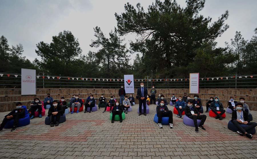 ÖĞRETİM ÜYESİNDEN GENÇLİK KAMPI’NDA STEM ATÖLYESİ