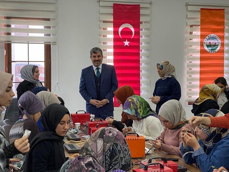 ‘MUMA TAŞ DİZME’ KURSUNDA KADINLARIN EĞİTİMLERİ DEVAM EDİYOR