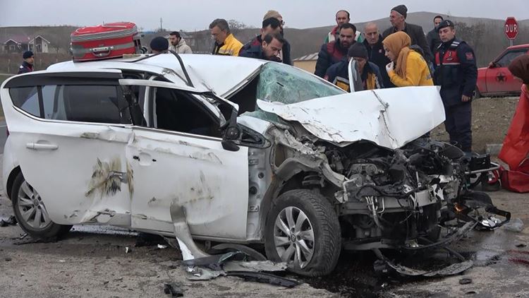 MUŞ İL JANDARMA KOMUTAN YARDIMCISI ALBAY AHMET KAYA VE EŞİ TRAFİK KAZASINDA YARALANDI