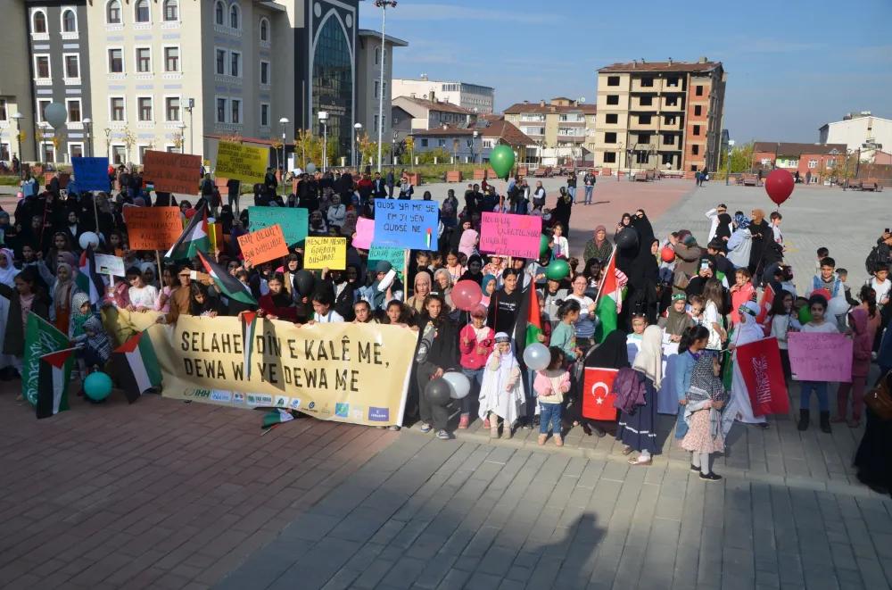 YÜZLERCE ÇOCUK GAZZE'DE KATLEDİLEN AKRANLARI İÇİN YÜRÜYÜŞ YAPTI
