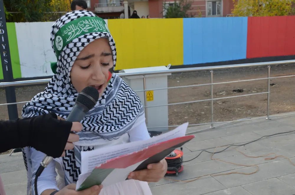 YÜZLERCE ÇOCUK GAZZE'DE KATLEDİLEN AKRANLARI İÇİN YÜRÜYÜŞ YAPTI