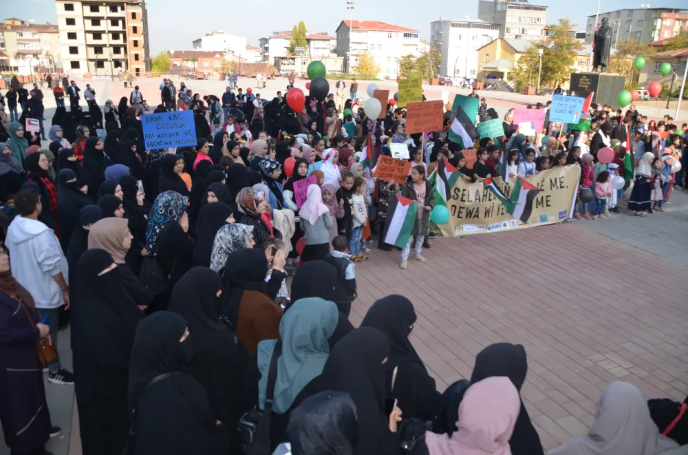 YÜZLERCE ÇOCUK GAZZE'DE KATLEDİLEN AKRANLARI İÇİN YÜRÜYÜŞ YAPTI