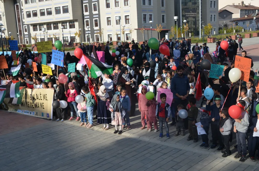 YÜZLERCE ÇOCUK GAZZE'DE KATLEDİLEN AKRANLARI İÇİN YÜRÜYÜŞ YAPTI