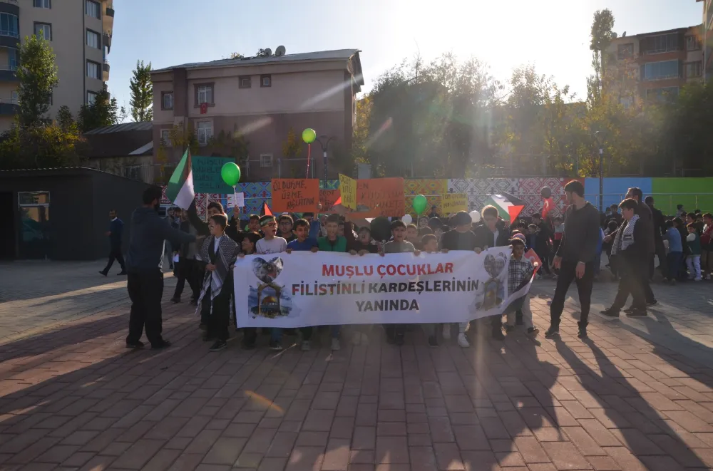 YÜZLERCE ÇOCUK GAZZE'DE KATLEDİLEN AKRANLARI İÇİN YÜRÜYÜŞ YAPTI