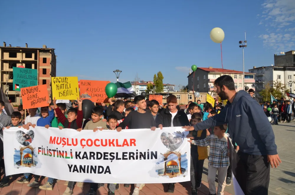 YÜZLERCE ÇOCUK GAZZE'DE KATLEDİLEN AKRANLARI İÇİN YÜRÜYÜŞ YAPTI