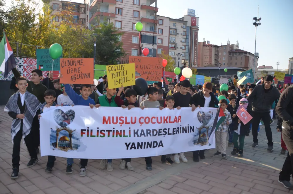 YÜZLERCE ÇOCUK GAZZE'DE KATLEDİLEN AKRANLARI İÇİN YÜRÜYÜŞ YAPTI