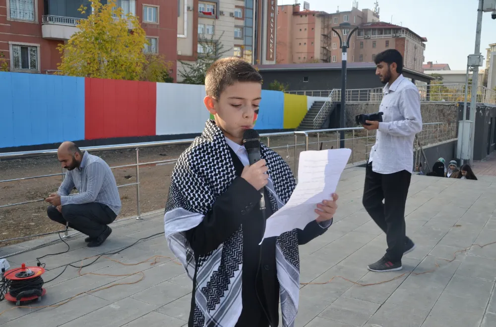 YÜZLERCE ÇOCUK GAZZE'DE KATLEDİLEN AKRANLARI İÇİN YÜRÜYÜŞ YAPTI