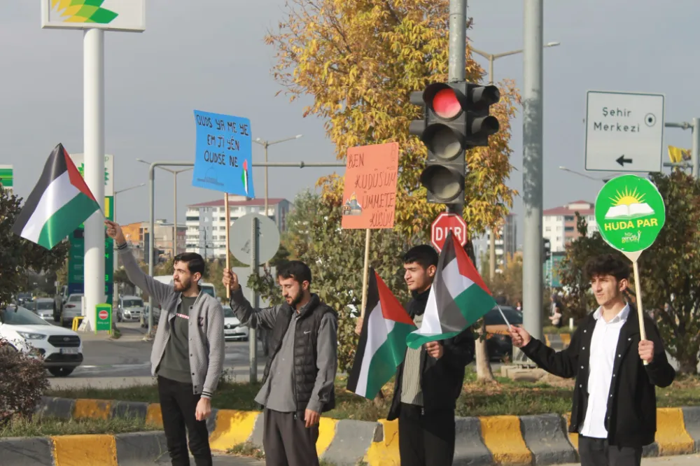 HÜDA PAR’LI GENÇLERDEN KIRMIZI IŞIKTA EYLEM