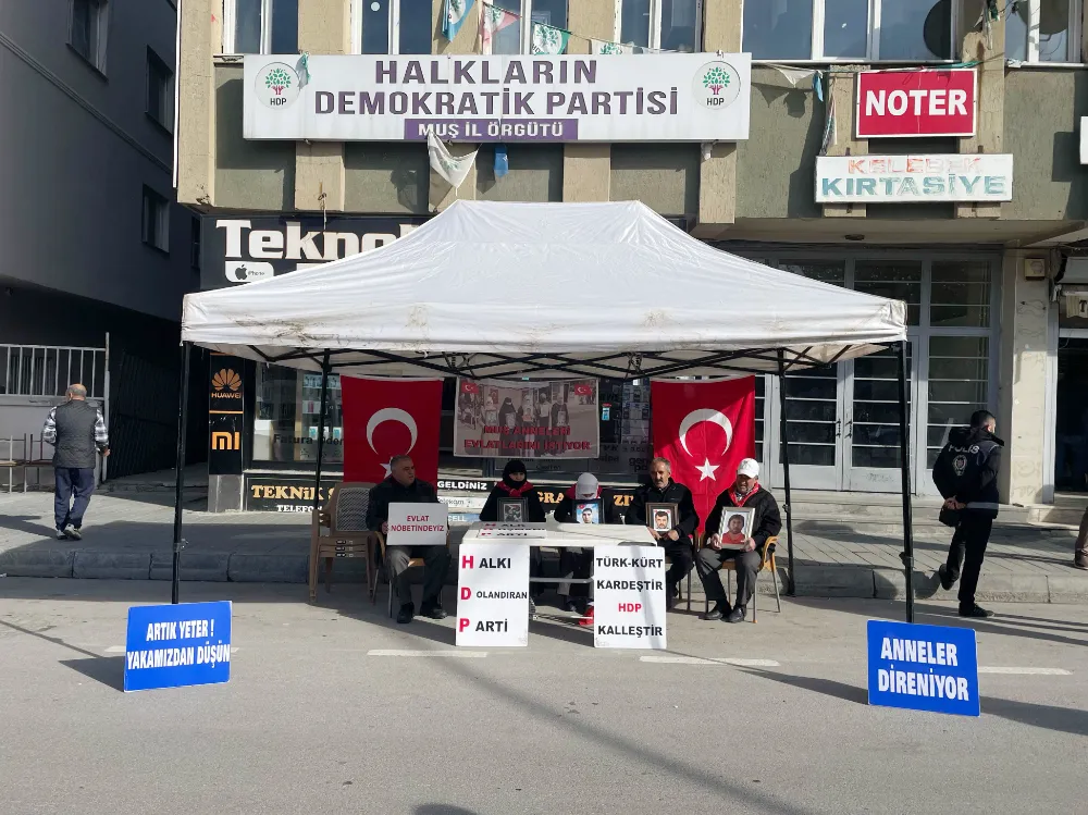AİLELERİN EVLAT NÖBETİ SÜRÜYOR