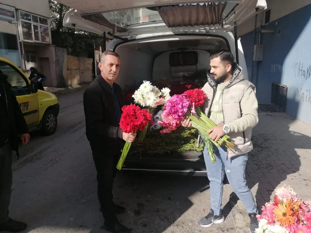 ÇİÇEKÇİLER ÖĞRETMENLER GÜNÜ İÇİN HAZIR