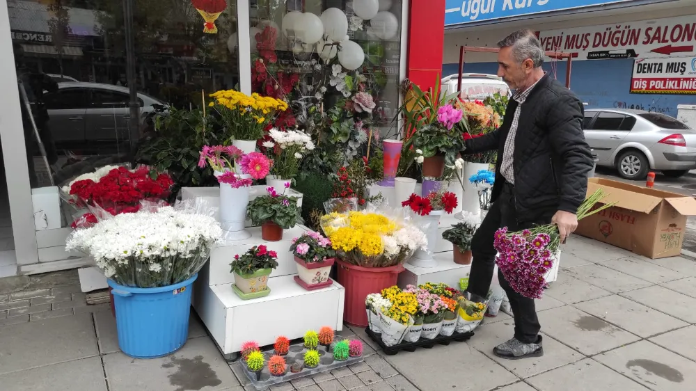 ÇİÇEKÇİLER ÖĞRETMENLER GÜNÜ İÇİN HAZIR