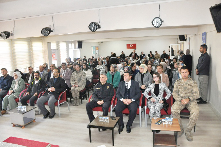 BULANIK’TA KADINA ŞİDDETLE MÜCADELE PANELİ DÜZENLENDİ