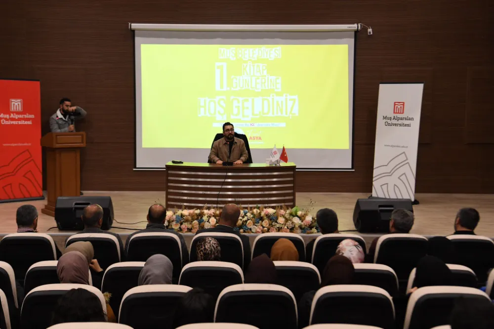 1. KİTAP GÜNLERİ’NİN 2. GÜNÜNDE YAZAR DUMAN, VATANDAŞLARLA BULUŞTU