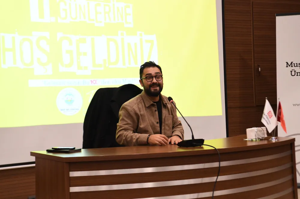 1. KİTAP GÜNLERİ’NİN 2. GÜNÜNDE YAZAR DUMAN, VATANDAŞLARLA BULUŞTU