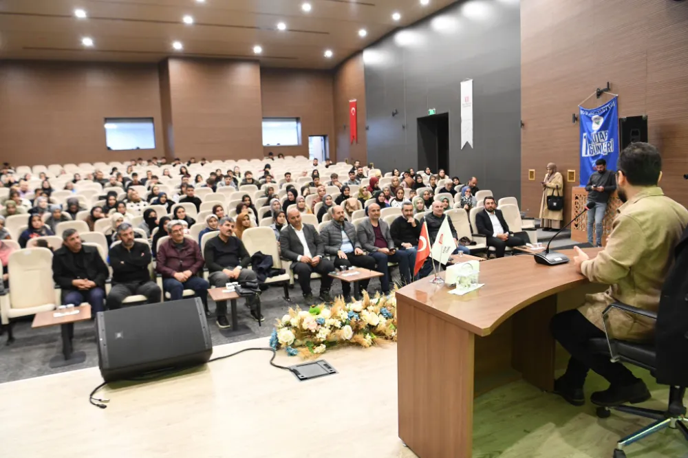 1. KİTAP GÜNLERİ’NİN 2. GÜNÜNDE YAZAR DUMAN, VATANDAŞLARLA BULUŞTU