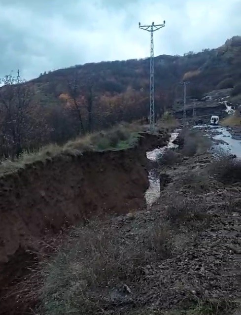 HEYELAN KÖY YOLUNU ULAŞIMA KAPATTI