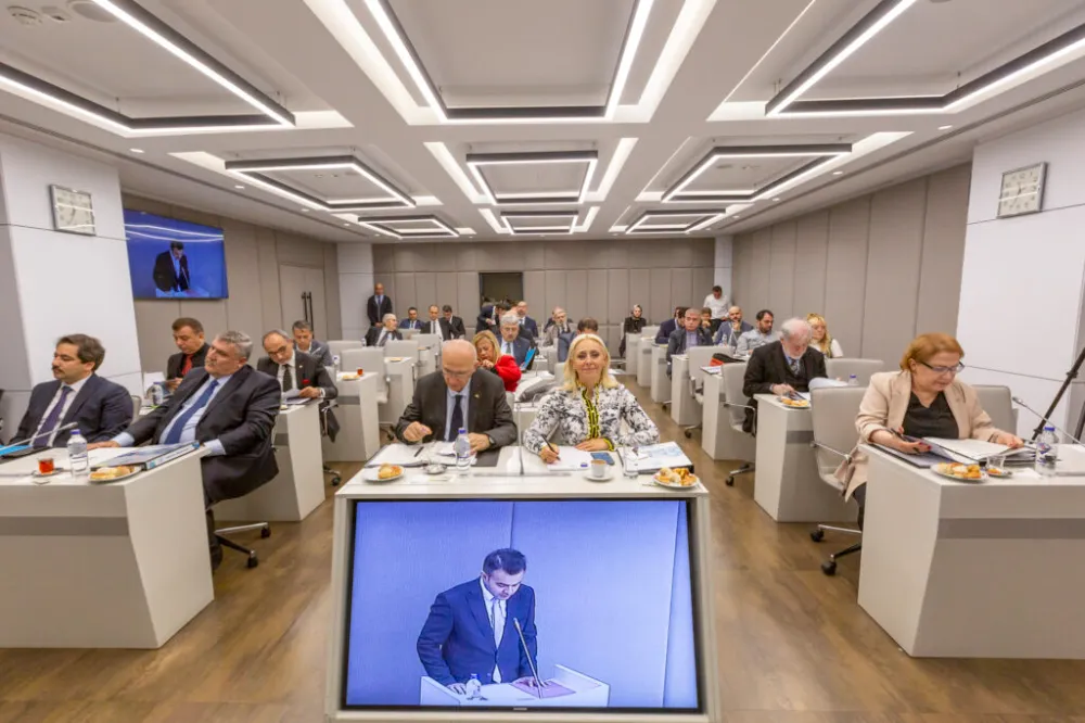 “YANLIŞ YOLLARA TEVESSÜL EDENLER KENDİLERİNİ KANDIRIYOR”