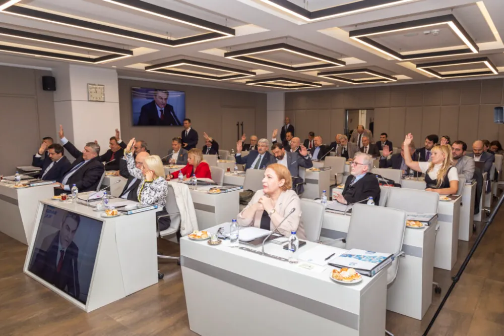 “YANLIŞ YOLLARA TEVESSÜL EDENLER KENDİLERİNİ KANDIRIYOR”
