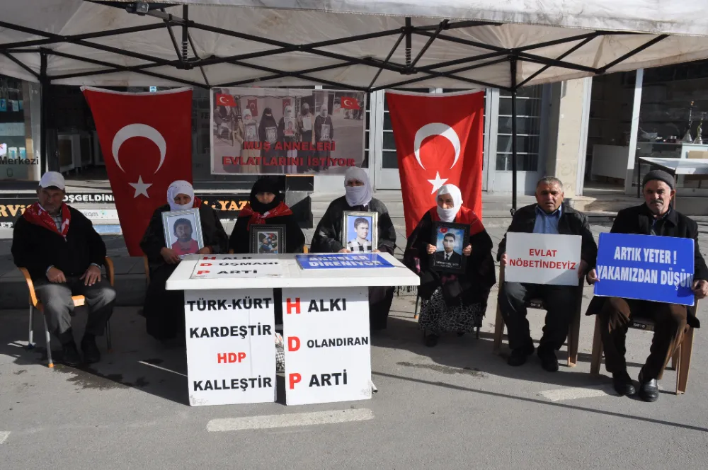 MUŞLU AİLELER ÇOCUKLARINA KAVUŞMA ÜMİDİYLE HDP ÖNÜNDEKİ EYLEMİNİ SÜRDÜRÜYOR