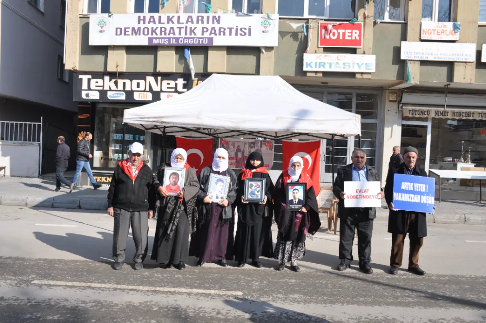 MUŞLU AİLELER ÇOCUKLARINA KAVUŞMA ÜMİDİYLE HDP ÖNÜNDEKİ EYLEMİNİ SÜRDÜRÜYOR