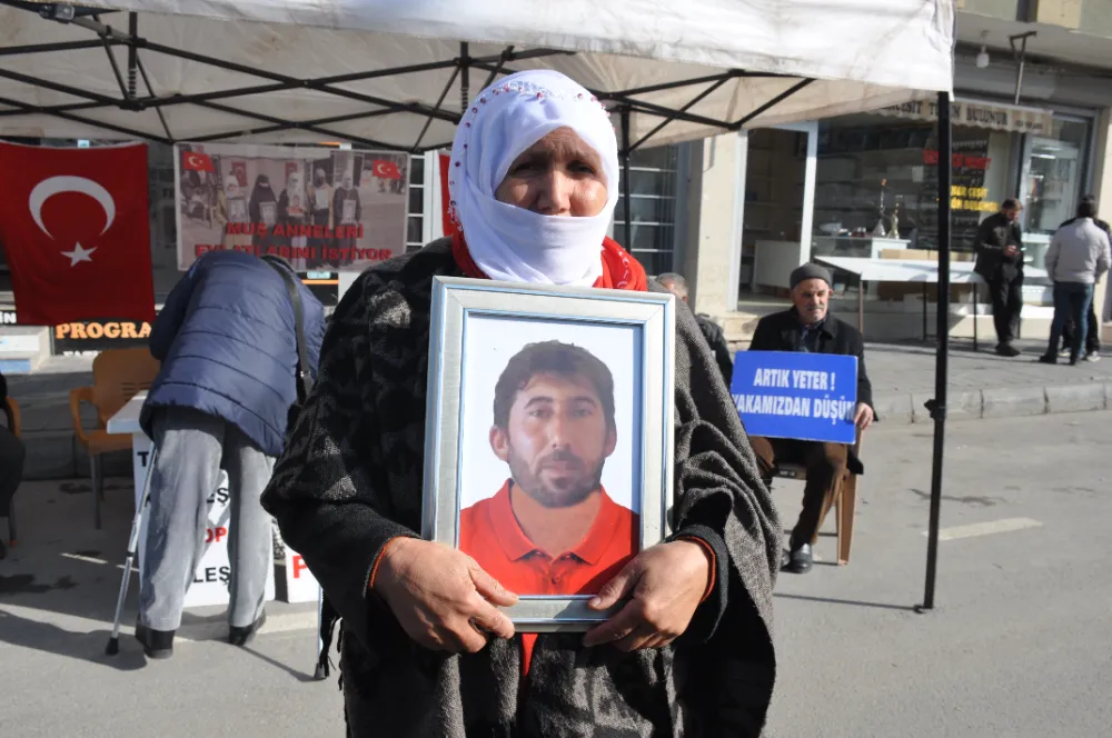 MUŞLU AİLELER ÇOCUKLARINA KAVUŞMA ÜMİDİYLE HDP ÖNÜNDEKİ EYLEMİNİ SÜRDÜRÜYOR