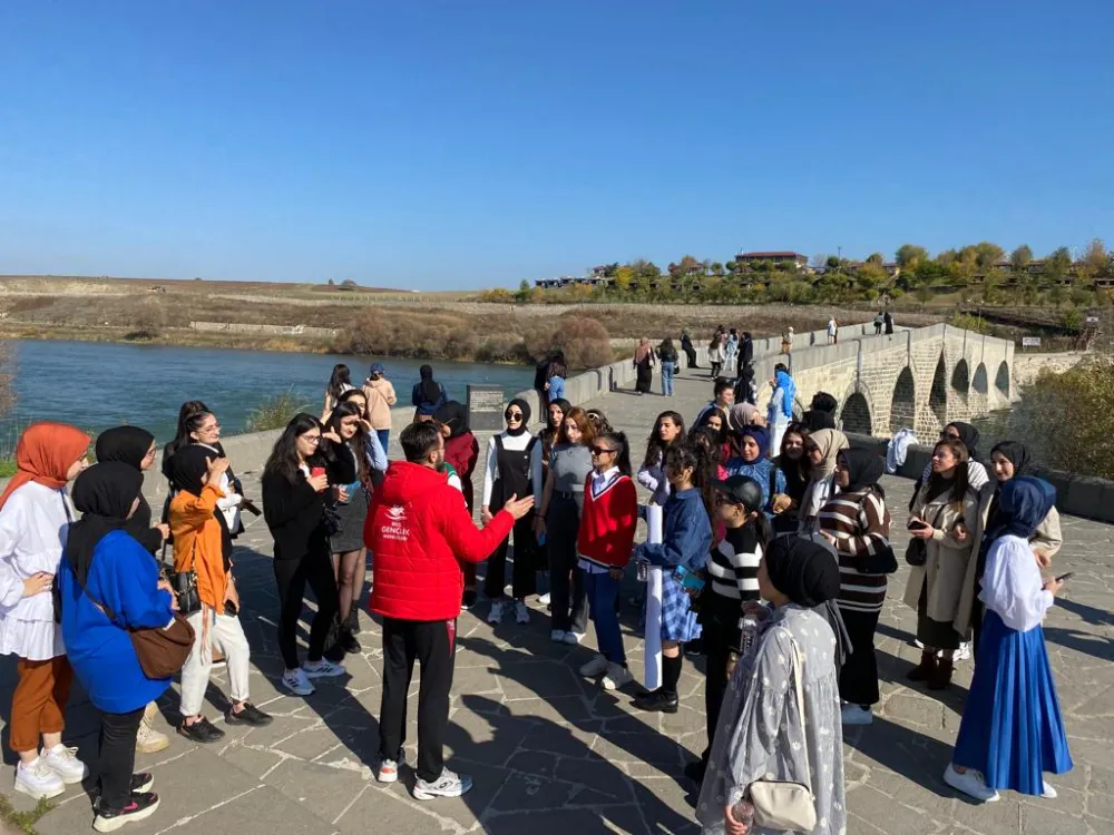 GENÇ OFİSLER ÖĞRENCİLERE ŞEHRİ TANITIYOR