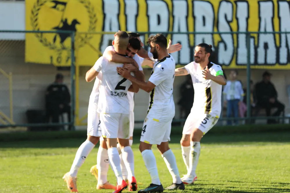 ŞAMPİYONLUĞA KOŞAR ADIM 3-0