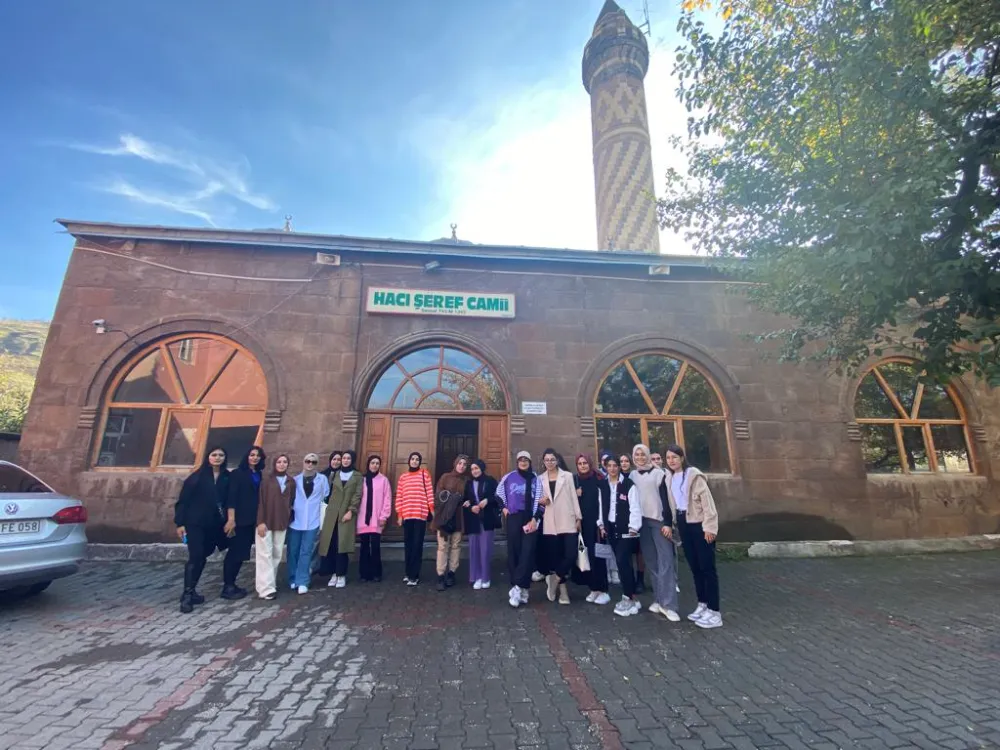 GENÇ OFİSLER ÖĞRENCİLERE ŞEHRİ TANITIYOR