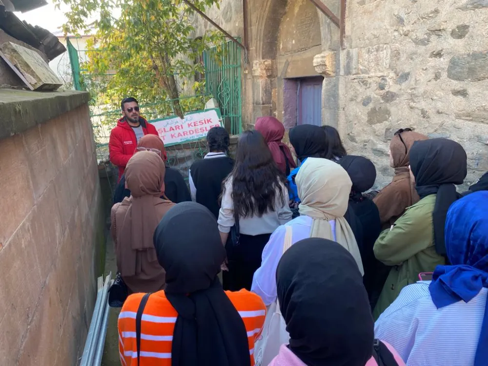 GENÇ OFİSLER ÖĞRENCİLERE ŞEHRİ TANITIYOR