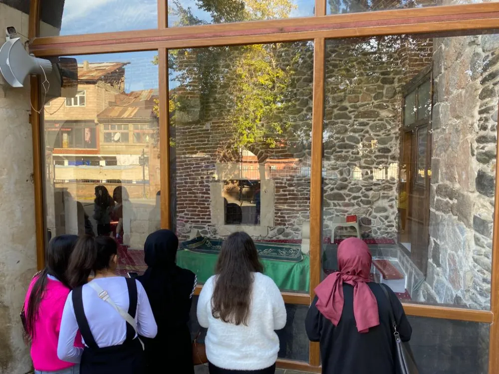 GENÇ OFİSLER ÖĞRENCİLERE ŞEHRİ TANITIYOR