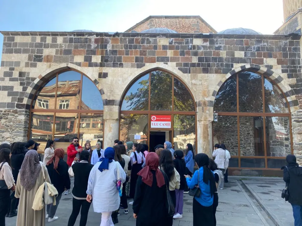 GENÇ OFİSLER ÖĞRENCİLERE ŞEHRİ TANITIYOR