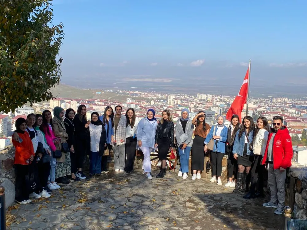 GENÇ OFİSLER ÖĞRENCİLERE ŞEHRİ TANITIYOR