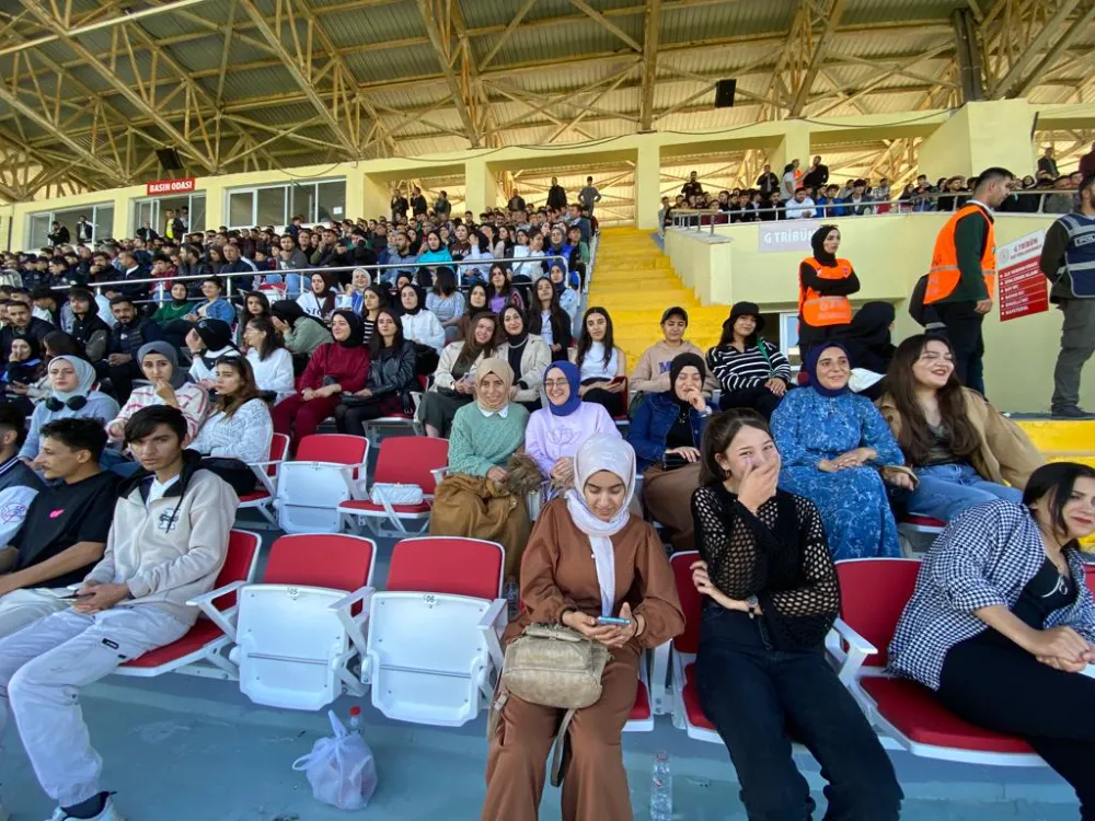 GENÇ OFİSLER ÖĞRENCİLERE ŞEHRİ TANITIYOR