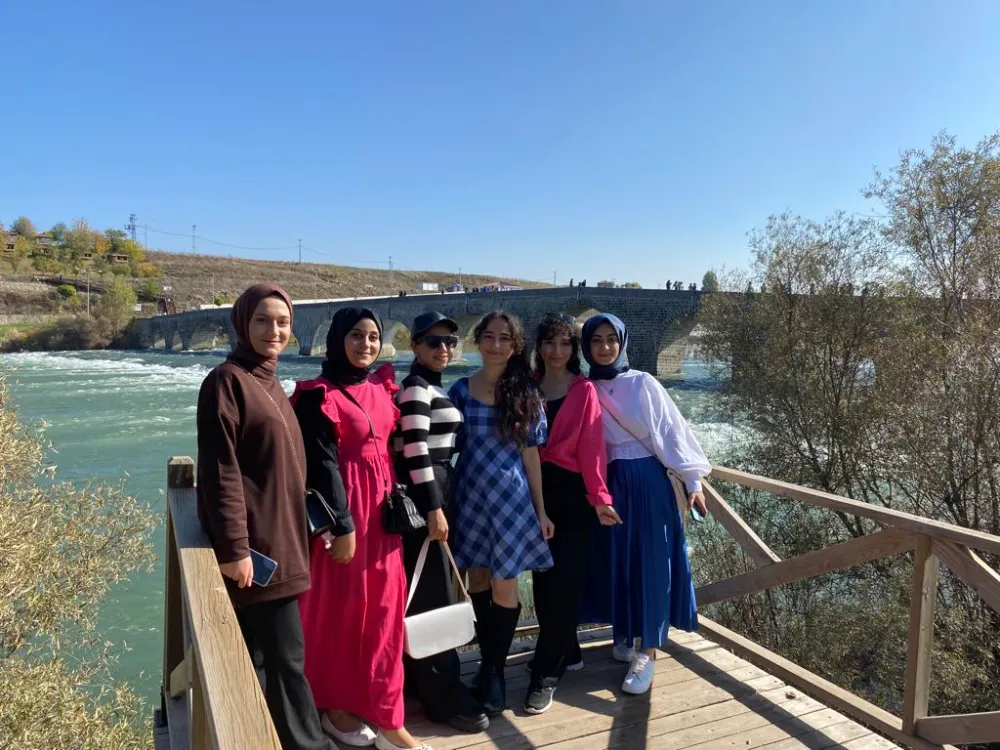 GENÇ OFİSLER ÖĞRENCİLERE ŞEHRİ TANITIYOR