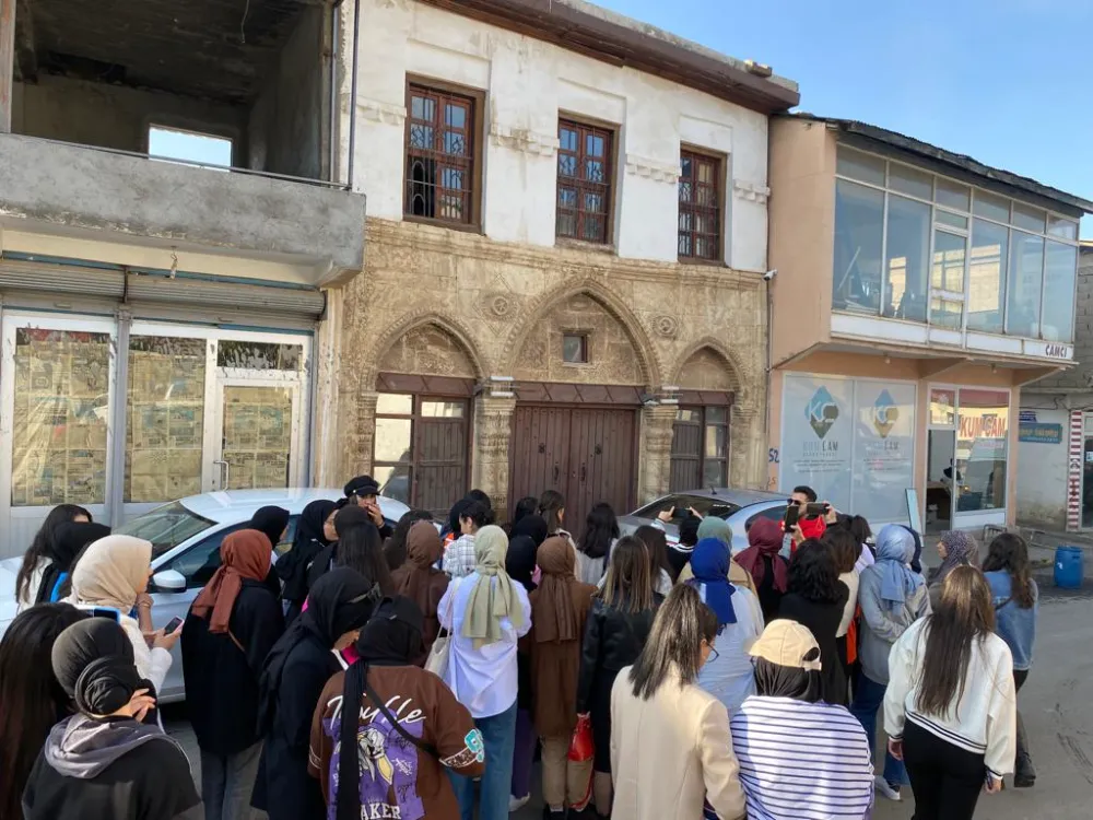 GENÇ OFİSLER ÖĞRENCİLERE ŞEHRİ TANITIYOR