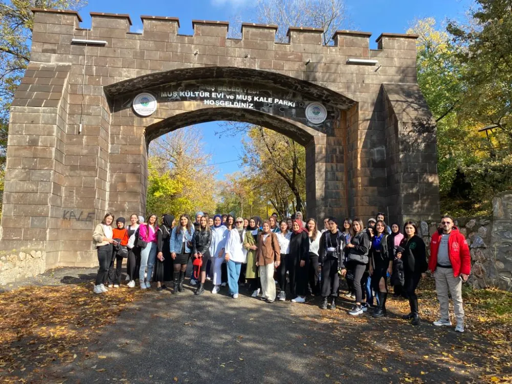 GENÇ OFİSLER ÖĞRENCİLERE ŞEHRİ TANITIYOR