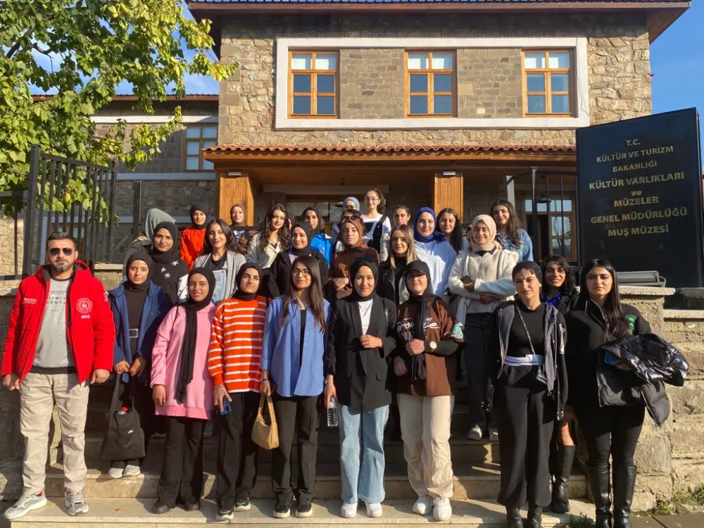 GENÇ OFİSLER ÖĞRENCİLERE ŞEHRİ TANITIYOR