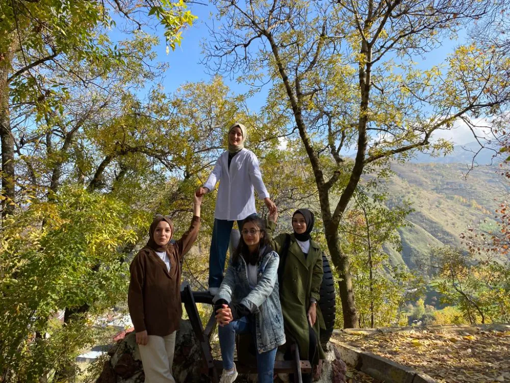 GENÇ OFİSLER ÖĞRENCİLERE ŞEHRİ TANITIYOR