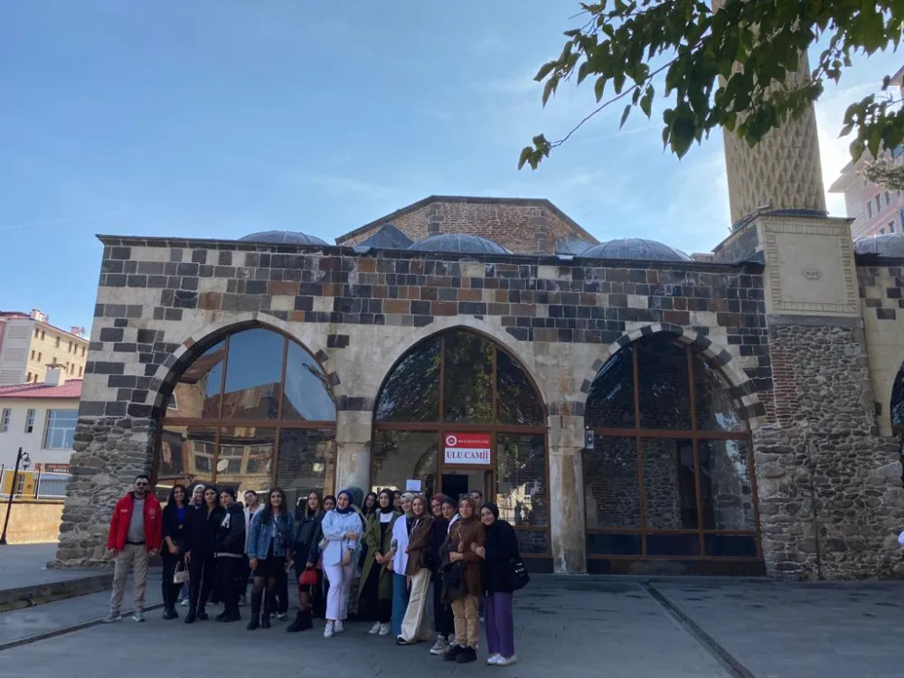 GENÇ OFİSLER ÖĞRENCİLERE ŞEHRİ TANITIYOR