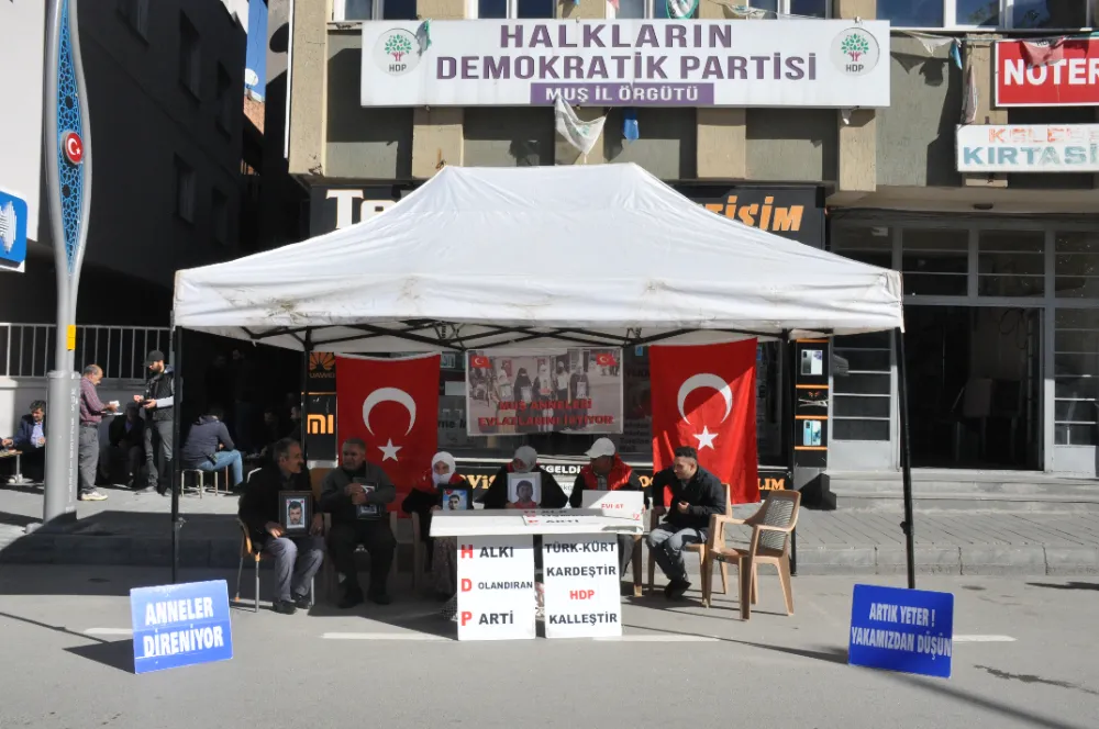 ACILI AİLELERİN EVLAT NÖBETİ DEVAM EDİYOR