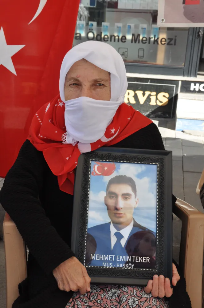 ACILI AİLELERİN EVLAT NÖBETİ DEVAM EDİYOR