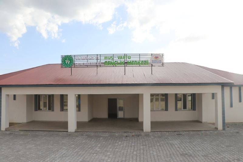 GENÇLİK VE SPOR TESİSLERİ HIZLA YÜKSELİYOR