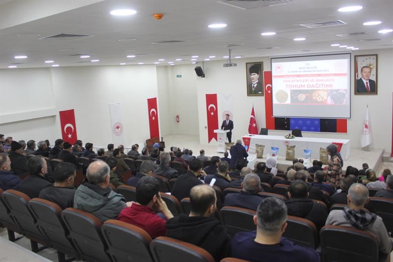 MUŞ’TA FASULYE, AYÇİCEĞİ, NOHUT VE YONCA TOHUMU DAĞITIMI YAPILDI