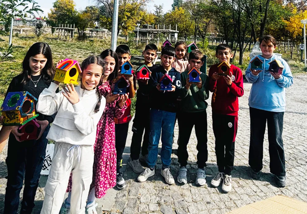 İLKOKUL ÖĞRENCİLERİNDEN RENGARENK KUŞ YUVASI