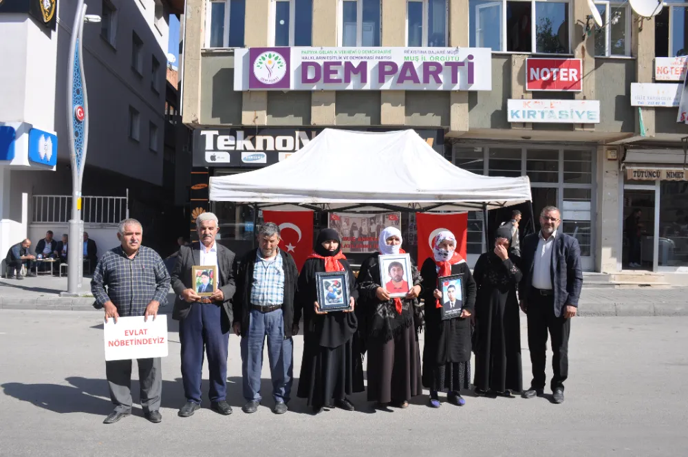 MUŞLU AİLELER, DEM PARTİ ÖNÜNDEKİ EYLEMLERİNİ SÜRDÜRÜYOR