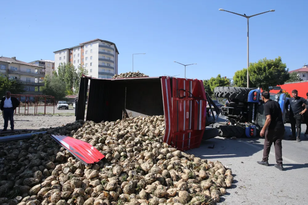 ŞEKER PANCARI YÜKLÜ TRAKTÖR DEVRİLDİ