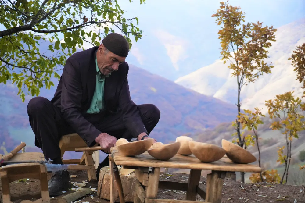 AHŞABA ŞEKİL VEREN USTA, TEKNOLOJİYE DİRENİYOR