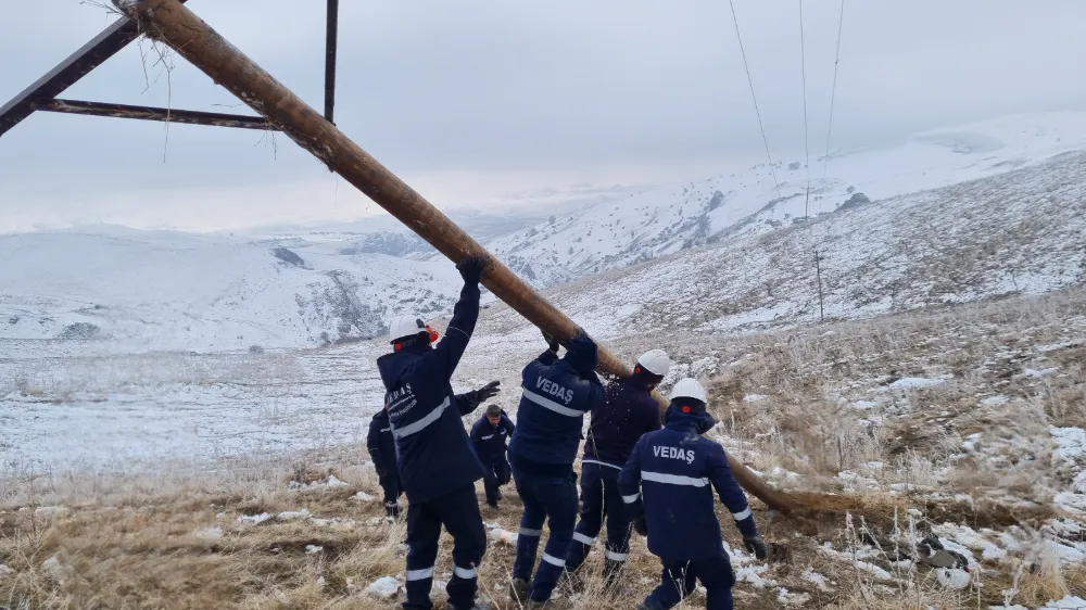 VATANDAŞ KARANLIKTA KALMASIN DİYE ELEKTRİK DİREĞİNİ OMUZLARINDA TAŞIDILAR