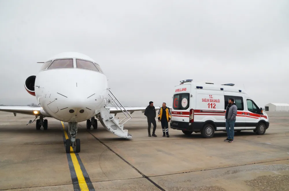 AMBULANS UÇAK BEBEK VE ÇOCUK İÇİN HAVALANDI