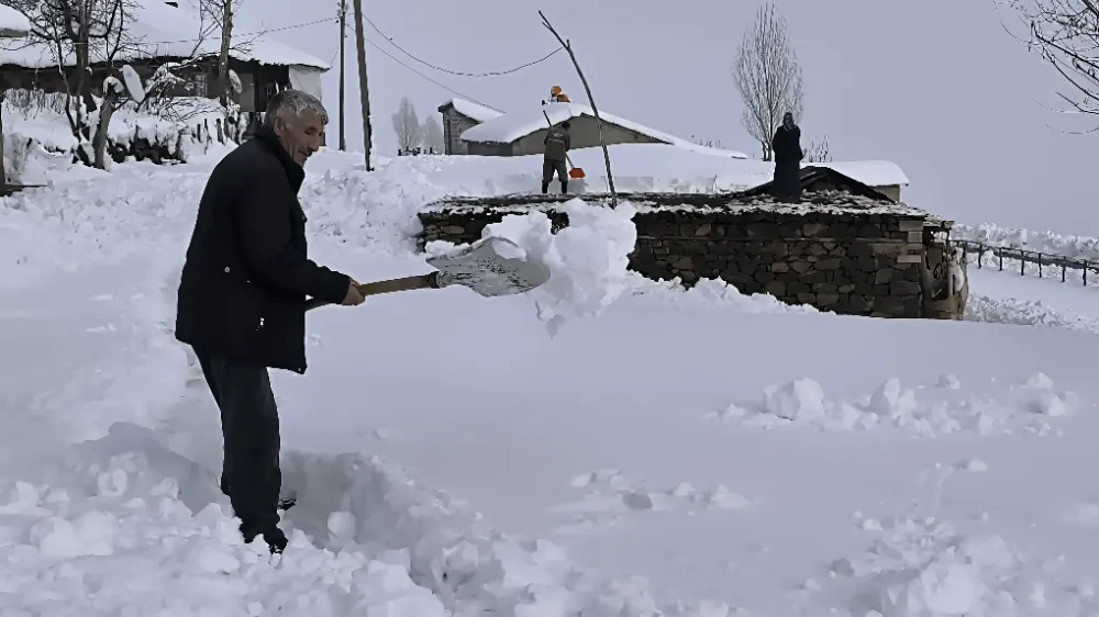 YÜKSEK KESİMDEKİ KÖYLER KARA GÖMÜLDÜ